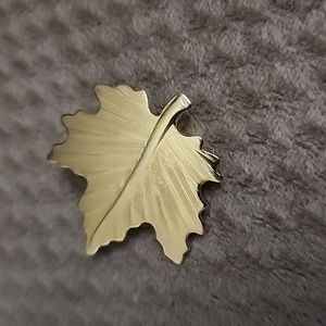 Vintage retro Gold like Maple leaf brooch pin unmarked